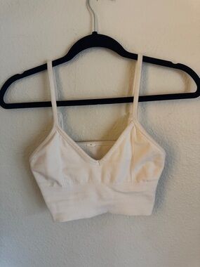 Alo Cream Ribbed V-Neck tank top